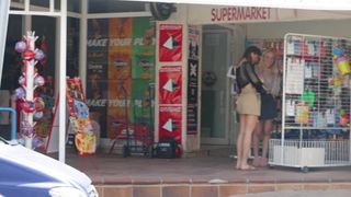 Dos amigas exhibicionistas pasean desnudas por la calle y la playa