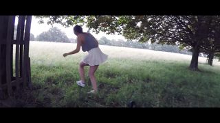 Esta bella traviesa encarna la belleza natural en estado puro!