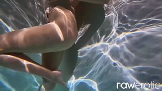 Mashenka es una ucraniana con cuerpo divino para mostrar en el agua