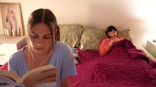 Dos chicas con polla que son tan amigas que intercambian sexo oral