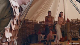 Amirah y Catherine comparten la polla de Xander como los vikingos