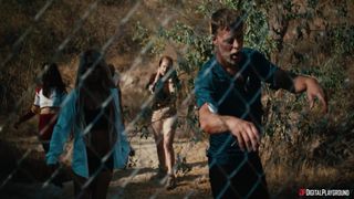 Anna Claire le ofrece su culo a Seth Gamble para sobrevivir
