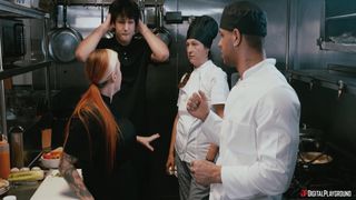 El chef Cubbi Thompson folla al sous-chef Mike Ox en la cocina