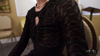 La viuda alegre se pone afollar tras el velorio de su marido