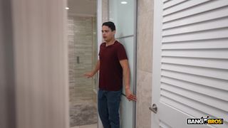 Bree Brook hace tocar su coño jugoso a Leo Valentino!