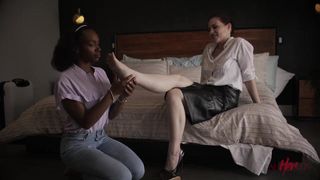 Sexo lésbico interracial del bueno entre Lacey London y Jessica Ryan