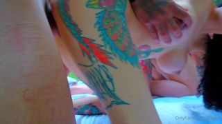 Kitzia Suarez y su amiga tranny aprovechan todas estas pollas