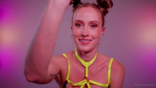 Empieza modelando su ropa interior y acaba con un didlo en el culo