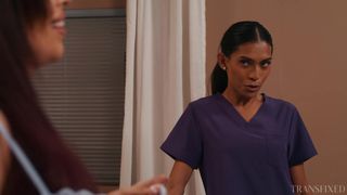Avery Lust solo desea que su masajista le de aceite y le haga una paja