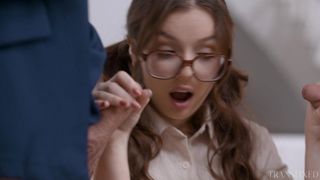 Leana Lovings llega a casa de sus amigas trannys que la ponen a mamar