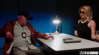 La esposa de la mafia Andi Avalon es follada por el policía Van Wylde