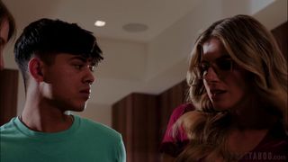 Cole se folla a su hermanastra, Frankie, y a su madrastra, Pia