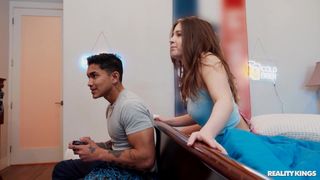 Arin Jones chupa el coño de su amiga Alana Rose después del juego