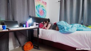 Lilibet Saunders chupa y cabalga a Jodie mientras Bunny Fae duerme!