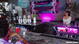 Mira Luv lleva a Mike Ox detrás del mostrador para una mamada