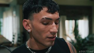 Siren Santiago seduce a su padrastro Derek Kage con sexo anal