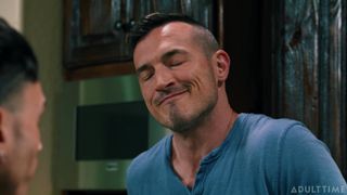 Siren Santiago seduce a su padrastro Derek Kage con sexo anal
