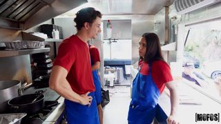 La única chica del Food truck se pondrá a mamar la polla de su amigo