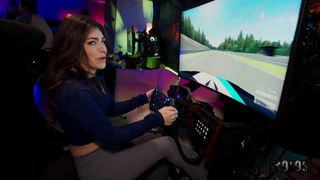 Su chica juega en un simulador y se masturba al mismo tiempo