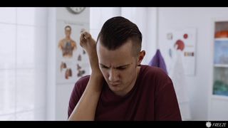 En el consultorio médico se aprovecha de la doctora congelada