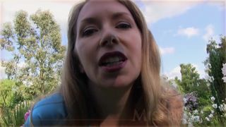 Se filma mostrando sus tetas y su culo sensualmente al aire libre