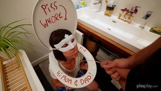 Se le ocurre disfrazarse de inodoro para que este hombre le orine